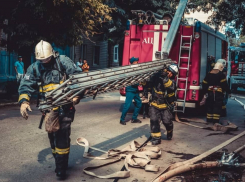 Астраханские пожарные спасли жизни двух детей и их матери