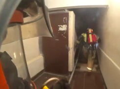 Астраханские пожарные эвакуировали 75 человек из горящего дома: видео