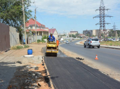 В Астрахани на Фунтовском шоссе ремонтируют тротуары