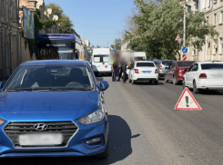 Дети выбежали на дорогу в центре Астрахани и спровоцировали ДТП