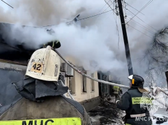 Астраханские огнеборцы тушат крупный пожар: горят два жилых дома