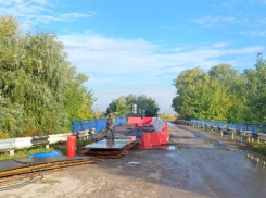 В астраханском селе Каралат приступили к ремонту аварийного моста