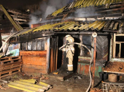 За ночь в Астраханской области сгорели два сельских дома