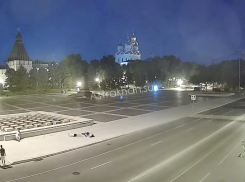 В соцсетях появились кадры жесткого столкновения двух астраханцев на электросамокатах