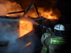 В Астраханской области ночью из-за короткого замыкания загорелся дом
