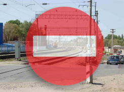 В Астрахани на ночь ограничат движение через железнодорожный переезд