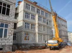 В Астрахани в Военном городке в строящейся школе начали делать крышу