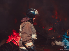 Под Астраханью 3,5 часа горел жилой дом