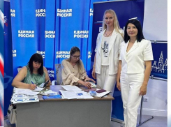 В Астрахани семьи участников спецоперации получили карты поддержки «Единые»