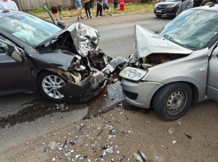 Лоб в лоб: под Астраханью произошло серьезное ДТП, несколько человек пострадали