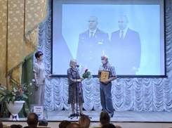 В Астраханской области родителям Героя России вручили знак «Восхищение»