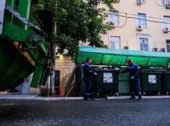 В Астраханской области старые мусорные контейнеры меняют на новые