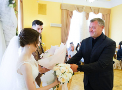 Игорь Бабушкин поздравил жителей Астраханской области с Днем семьи, любви и верности