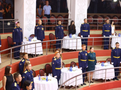 В Астрахани прошла торжественная встреча губернатора с офицерами-выпускниками