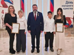 Родителей детей-героев из Астраханской области наградил сенатор РФ Андрей Деркач