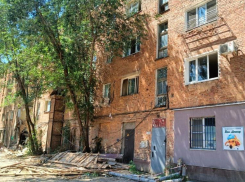 Астраханцам разрешили забрать вещи из полуразрушенного дома на Ляхова