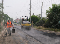 В Астрахани продолжается ремонт разбитых дорог