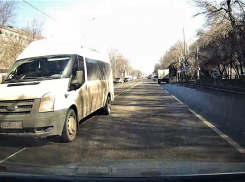 В Астрахани маршрутка выехала на встречку, водитель пытается оправдаться