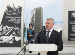 В Астрахани у Центрального стадиона открыли стелу «Город трудовой доблести»