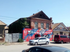 С дома в Астрахани исчезла мемориальная табличка героя войны 