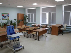 Астраханской школе закупили оборудование для ученицы с ОВЗ