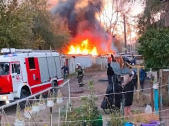 Крупный пожар в Трусовском районе Астрахани тушили около трёх часов