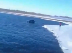 Под Астраханью, в праздник Крещения, в реке Кигач затонул автомобиль. Видео