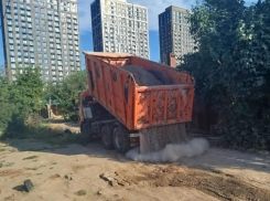 Астраханские коммунальщики подсыпают дороги на периферийных улицах