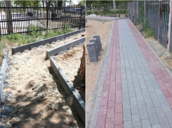 Под Астраханью благоустраивают пешеходные зоны по новому нацпроекту