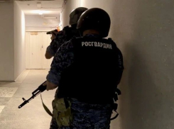 В астраханскую больницу пытался ворваться мужчина: не мог пережить расставания с друзьями 