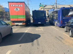 В Астрахани при столкновении автобуса с машиной пострадал ребенок