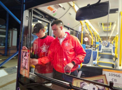 Волонтеры украсили 200 астраханских автобусов ко Дню Победы