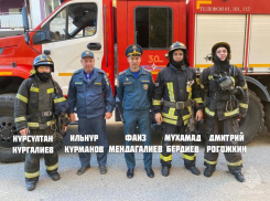 В Астрахани огнеборцы спасли женщину и ее кота из горящей квартиры