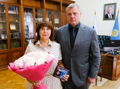 Игорь Бабушкин вручил доктору медицинских наук Аделе Умеровой знак отличия «Честь и Слава»