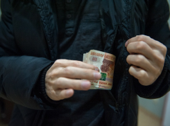 Астраханцы «подарили» мошеннику два миллиона рублей