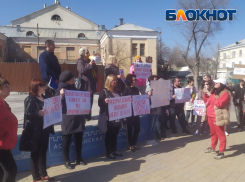В Астрахани провели митинг в защиту людей от бездомных собак