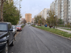 В Астрахани ремонтируют дорожное покрытие на улице Валерии Барсовой