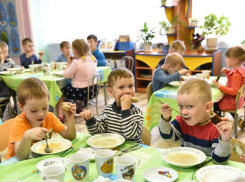 В Астрахани воспитанников детского сада кормили просрочкой
