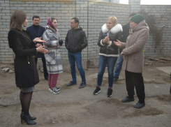 Жителей памятника архитектуры успокоили, что на улице они не останутся 