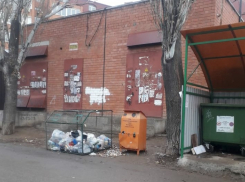 Набег вандалов: в Астрахани сломали контейнер с опасными отходами 