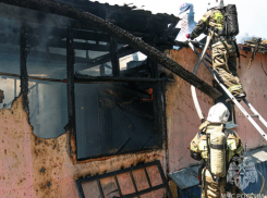 В Советском районе Астрахани сгорел многоквартирный дом, есть пострадавшие