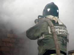 За ночь в Астраханской области сгорели жилой дом и иномарка