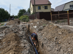 В астраханском поселке начали менять проржавевшие полувековые трубы водопровода