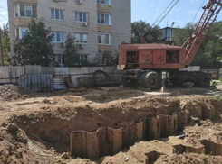 В Астрахани почти год идет ремонт коллектора возле городской поликлиники