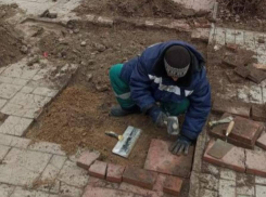 В Астрахани меняют тротуарную плитку: рассказываем где