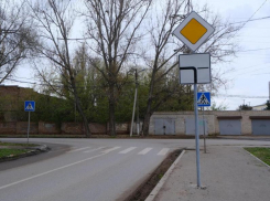В Астрахани «расставили приоритеты»: на перекрестках установили дорожные знаки