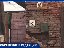 Жители улицы Казанской жалуются на лужу: из дома дореволюционной постройки течет несколько месяцев