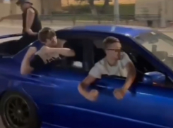 Один вылез в окно, второй сидел на багажнике: в Астрахани наказали за лихую езду