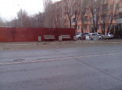 В Астрахани открытая ливневка угрожает автомобилистам и пешеходам 