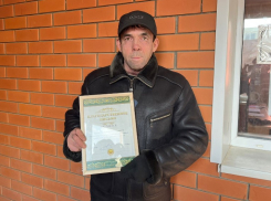 Водитель мусоровоза, спасший астраханку от стаи собак, награжден благодарственным письмом